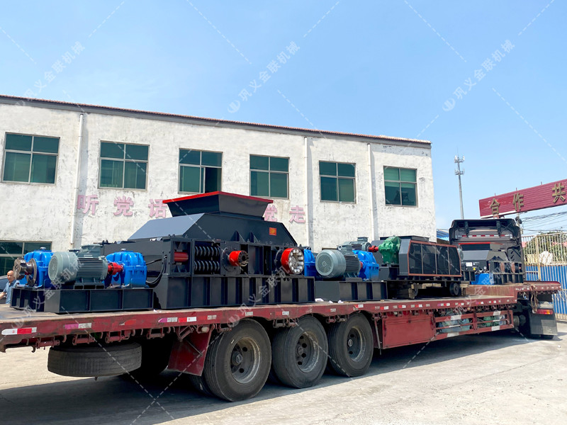 1200*1200雙齒輥久久精品国产亚洲AV麻豆，兩台900*900軌道移動雙齒輥久久精品国产亚洲AV麻豆發往雲南